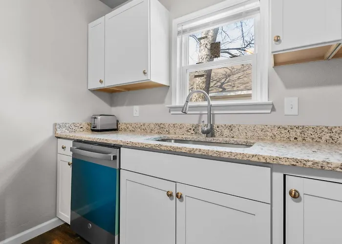 Stylish 1-bedroom Retreat In Worth Holiday home *